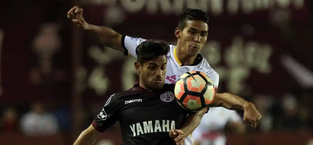 Lanús venció a The Strongest y clasificó a cuartos