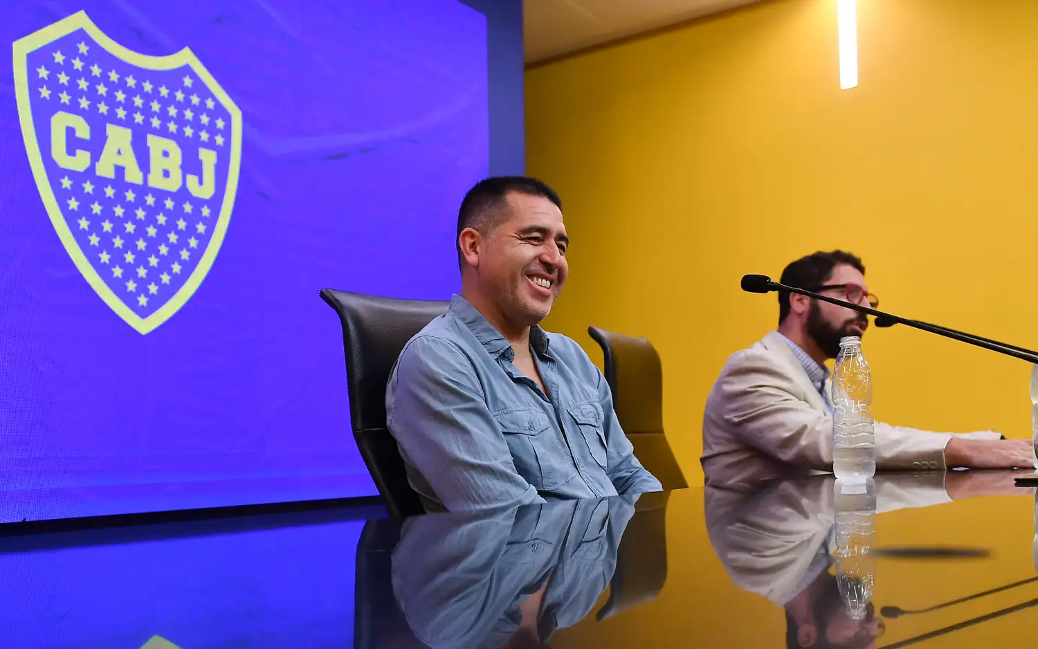 Riquelme en su llegada a la conferencia de prensa.