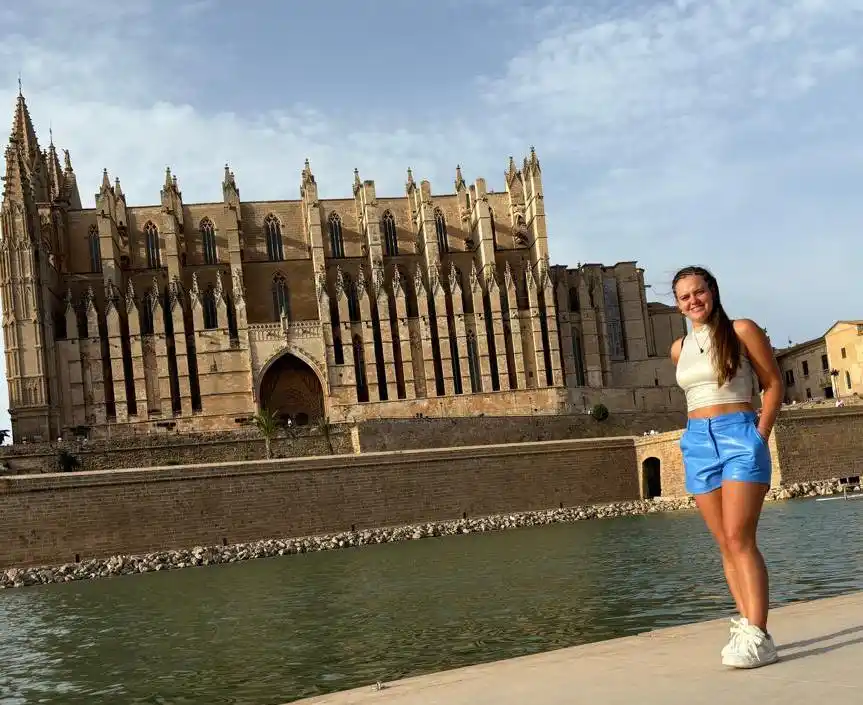 Juli junto a la catedral de Palma de Mallorca