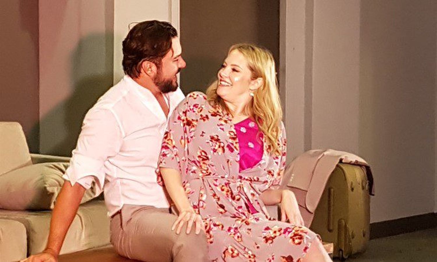Adrián Delgado vuelve a estar entre dos mujeres