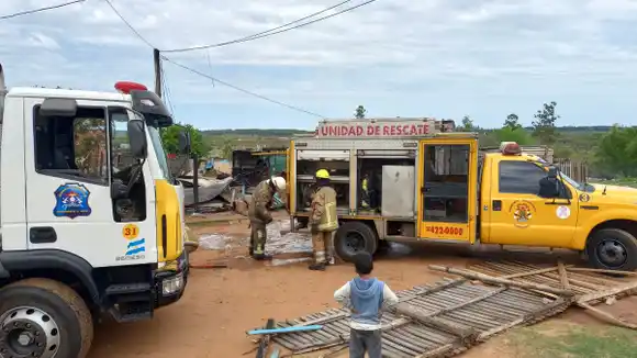 Bomberos Voluntarios trabaja en el incendio de varias casillas