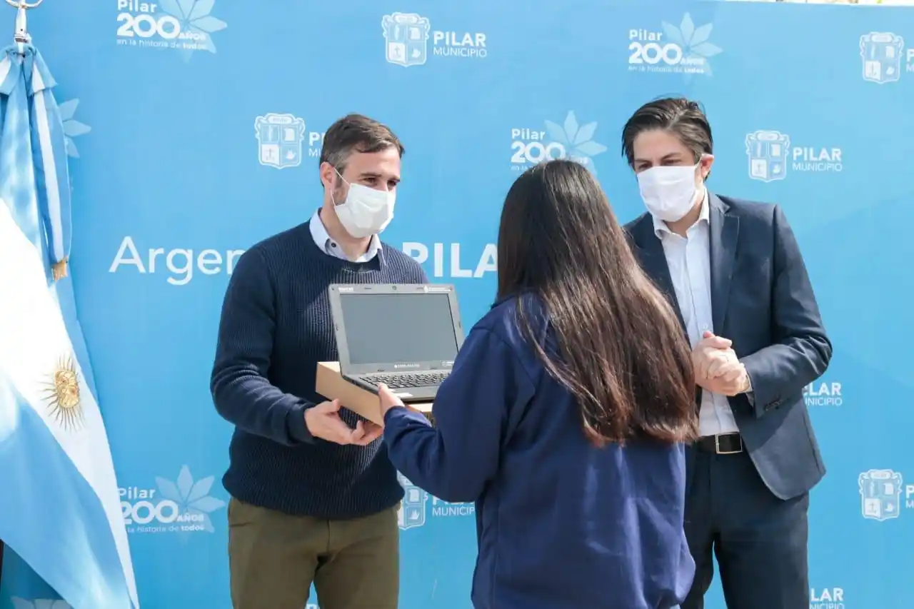 Achával y Trotta entregaron netbooks a alumnos de Pilar