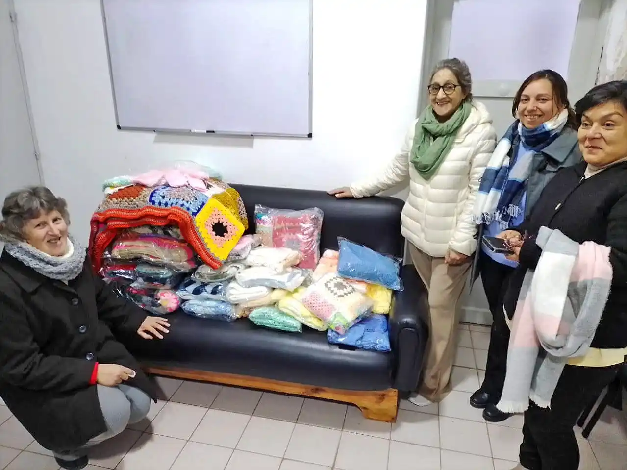 Cuatro de las ocho integrantes entregaron las prendas en el hospital.