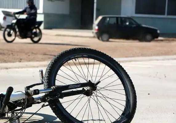 Ciclista terminó fracturada tras ser chocada en Bolivar y Ayacucho