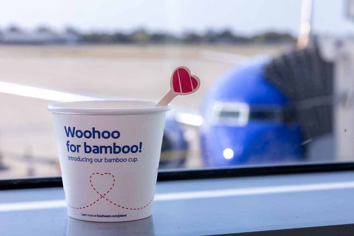 Southwest Airlines reduce un 50% los plásticos a bordo con vasos de bambú y revolvedores de madera