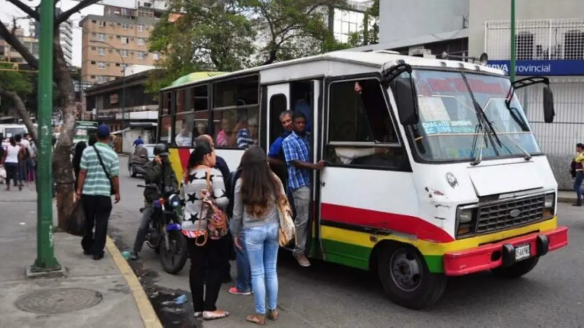 Transportistas advierten que si eliminan subsidio al combustible subirán pasaje urbano entre 12 y 15 bolívares