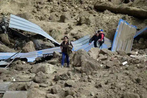 ¡CONTINÚA EL RESCATE! Gigantesco derrumbe en Ecuador ha cobrado 27 vidas