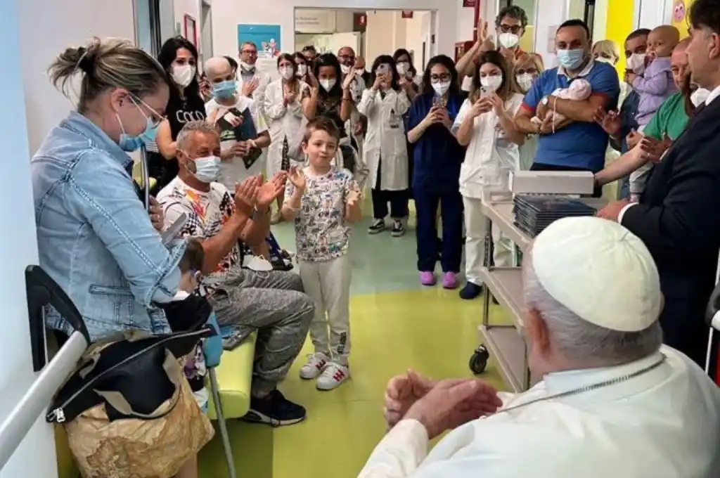 El papa Francisco transita una buena recuperación y pronto recibiría el alta