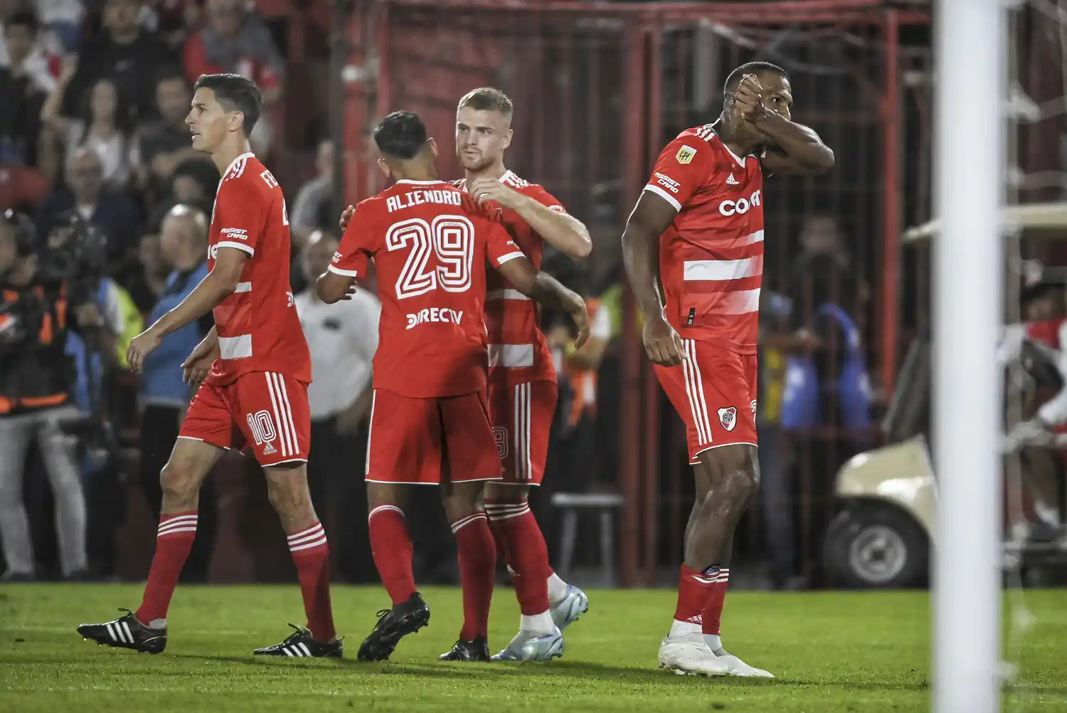 River se recuperó con goleada sobre Huracán
