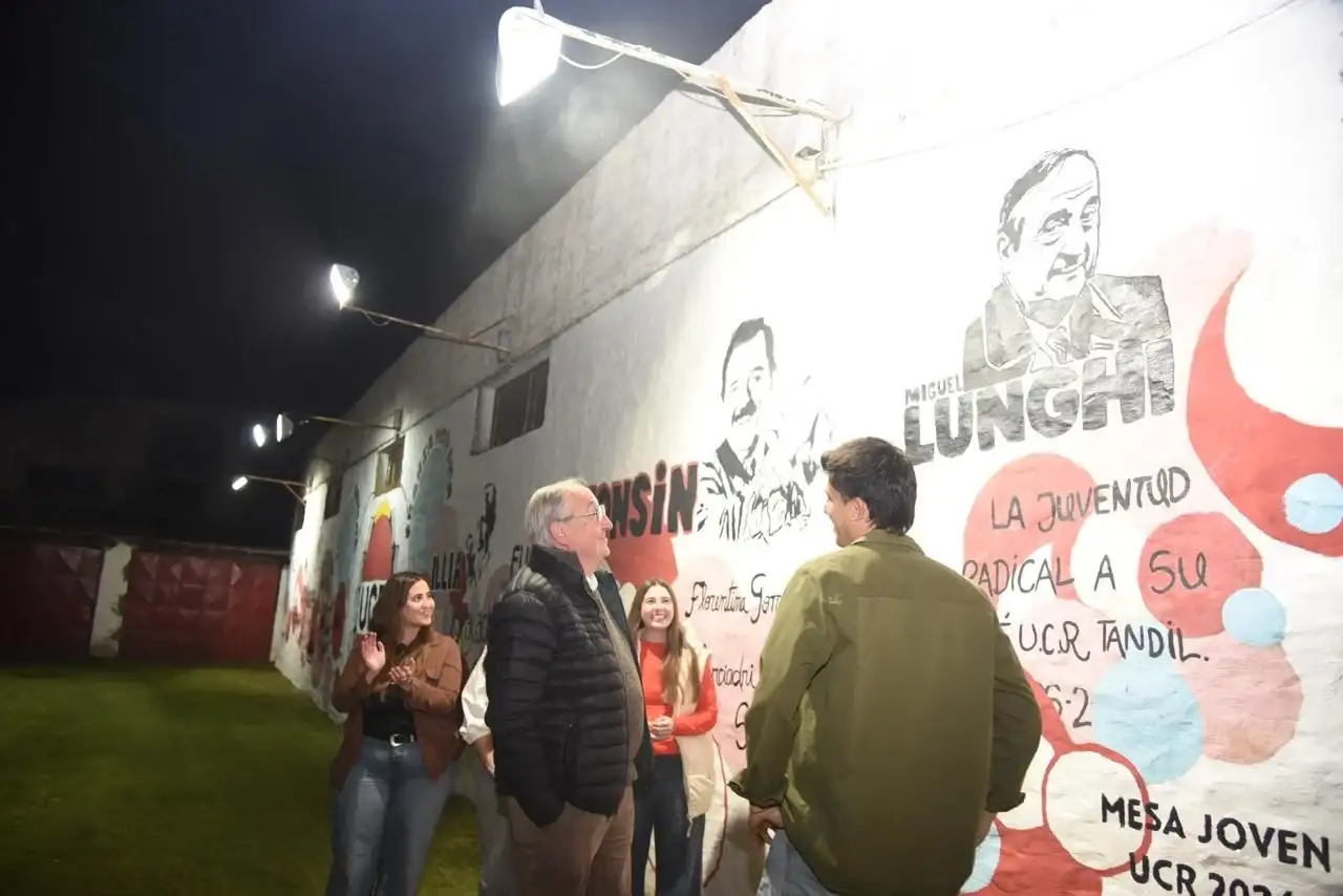 Acto en el comite de la ucr tandil para celebrar el aniversario del 23er aniversario del triunfo electoral de miguel lunghi