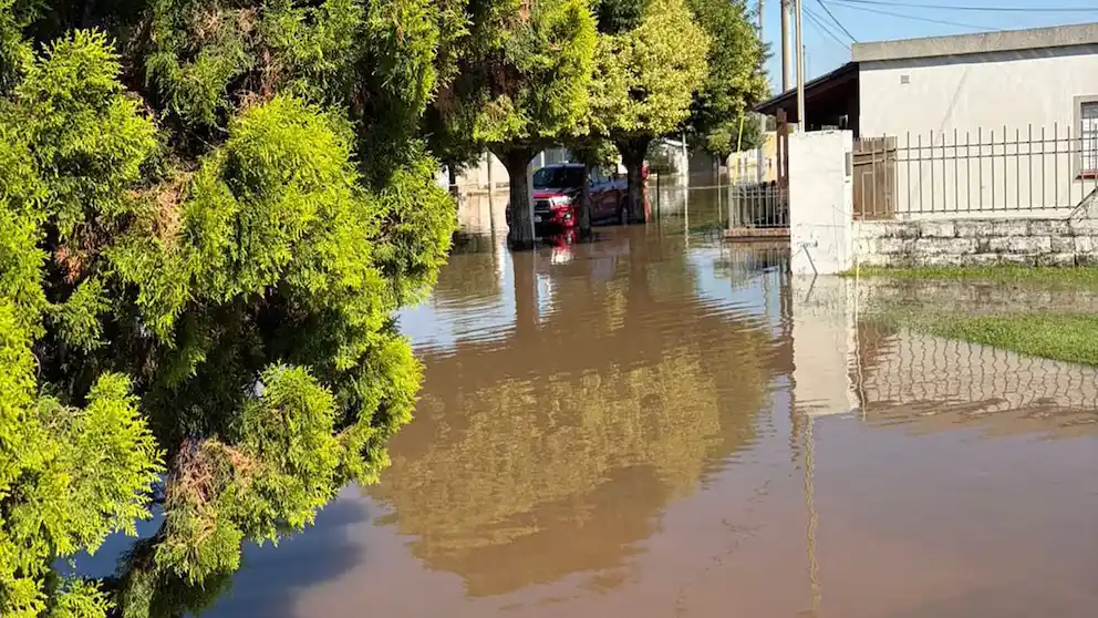 Los accesos a la localidad permanecen cortados y el gobierno provincial desplegó equipos de Protección Civil, Recursos Hídricos, Bomberos y Policía.