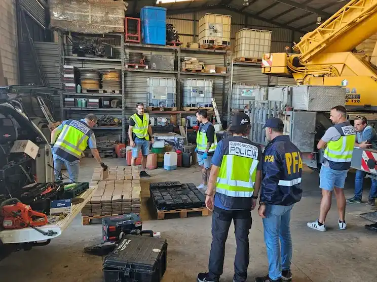 La PFA y la Policía y la Aduana españolas en el recuento de los 444 paquetes de droga.