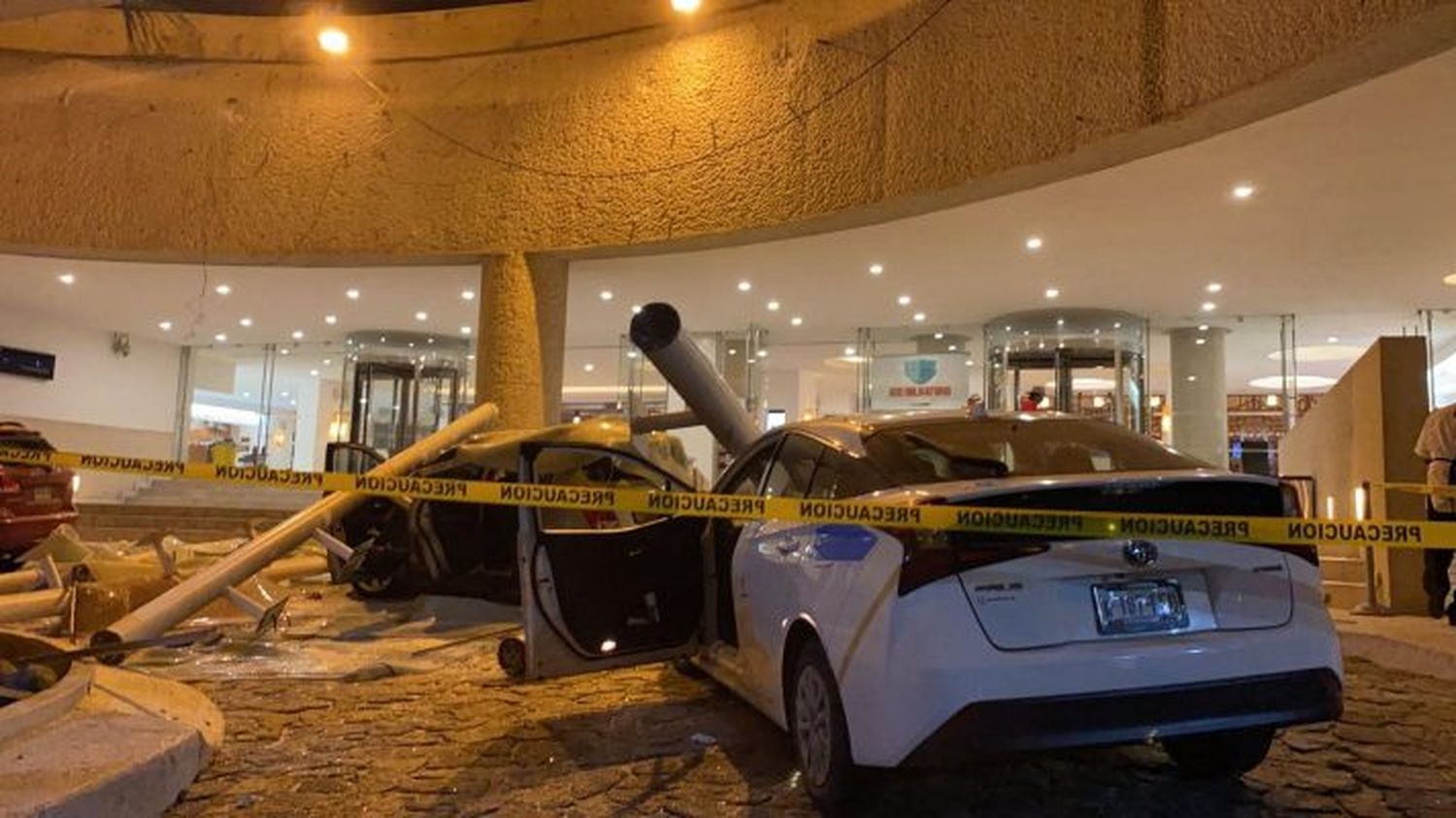 LE CAYÓ UN POSTE DE LUZ: un muerto tras el sismo de 7.1 que sacudió a México