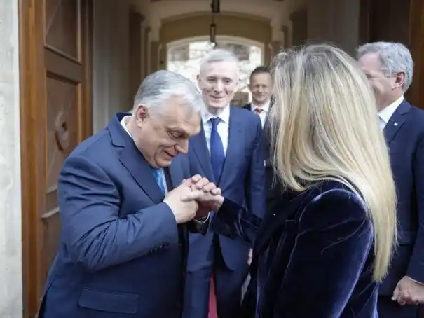 Orbán y Karina Milei