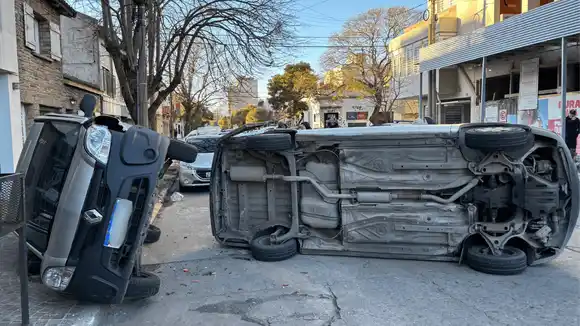 Robaron una camioneta y volcaron al intentar escapar: “Mar del Plata está terrible”