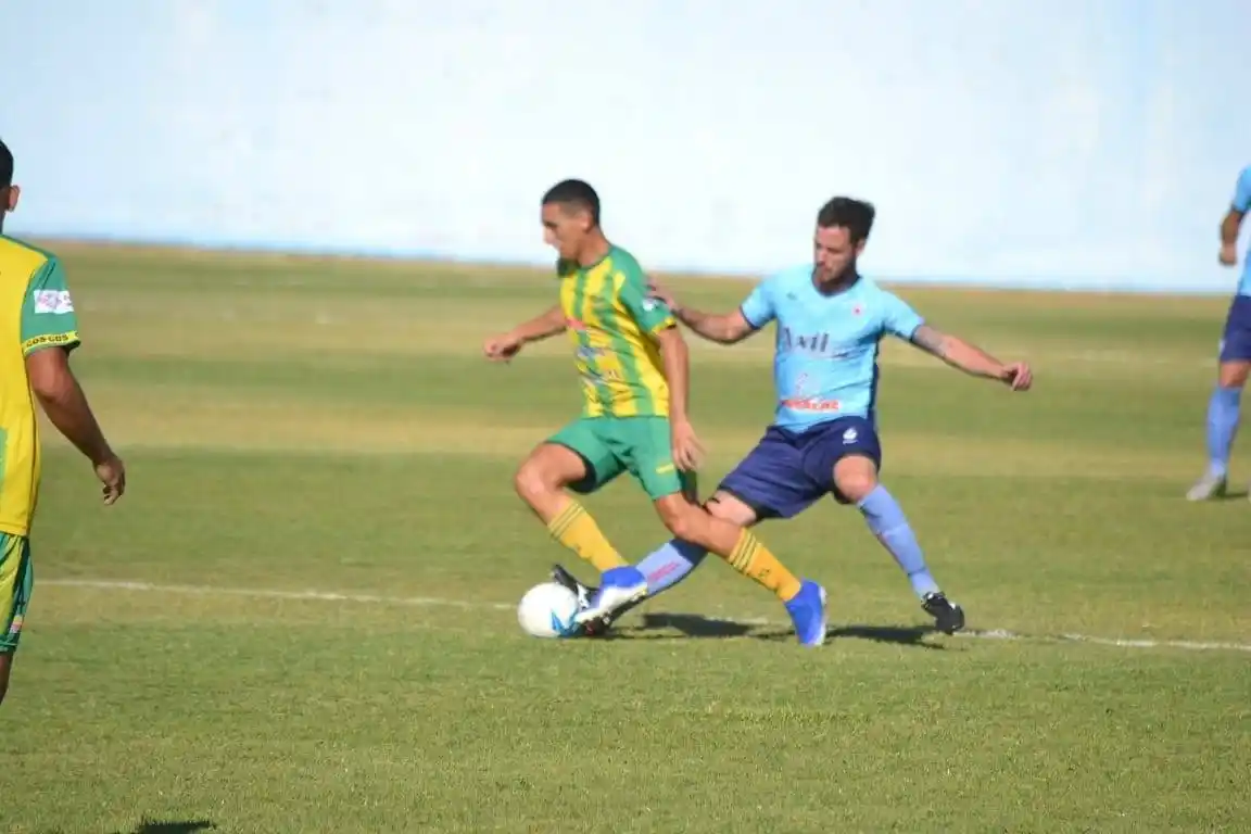 Torneo Regional: en la reanudación, Gastón Medina fue titular en el empate de Defensores de Salto