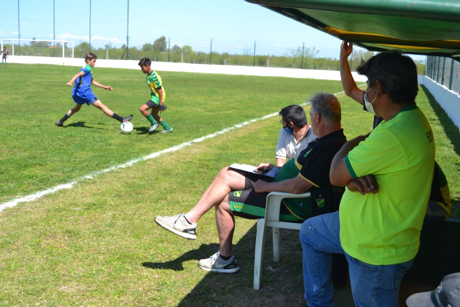 Adrián Domenech estuvo observando juveniles en C. A. Urquiza