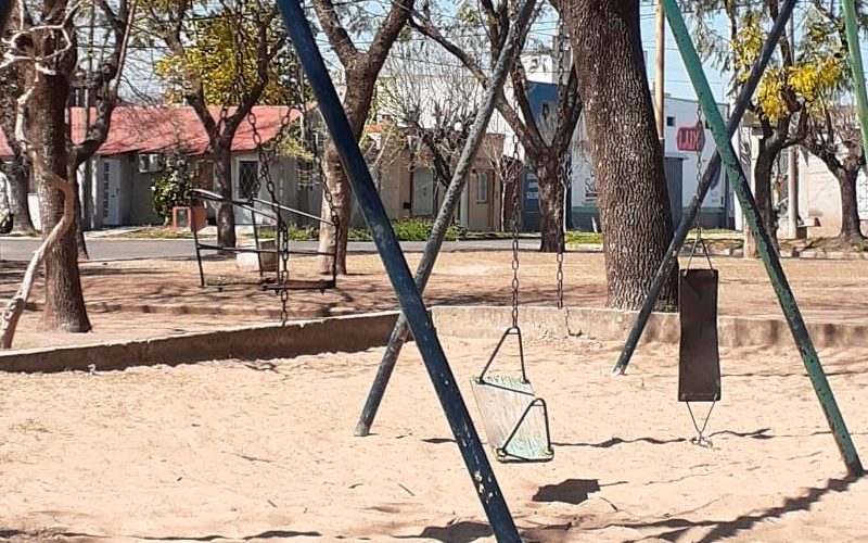 Plaza Martín Fierro: “Una pena las hamacas”