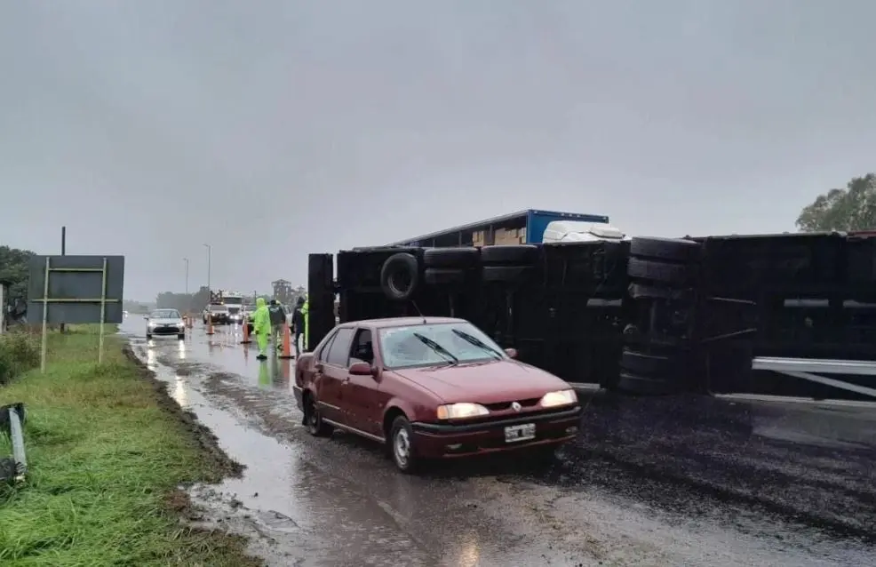 Ruta 2: Fuertes vientos en la costa bonaerense causaron el vuelco y el choque de dos camiones