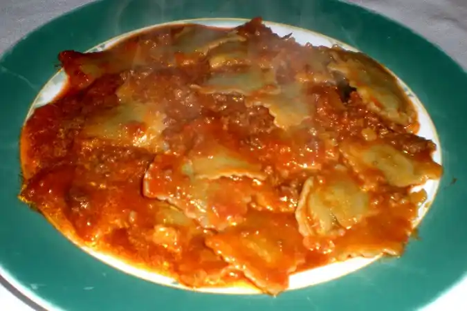 Hoy está para ravioles con salsa y en familia