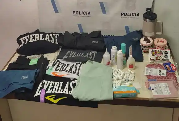 Robaron mercadería e indumentaria en un supermercado por medio millón de pesos