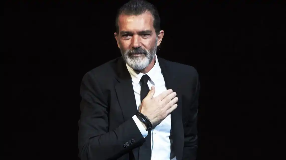 Antonio Banderas pelado y sin cejas para una nueva serie