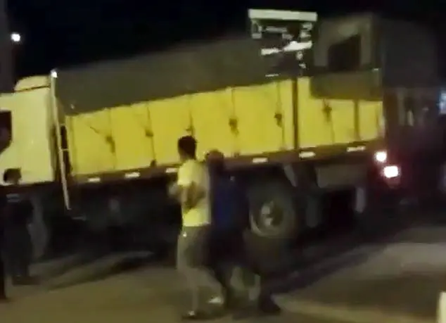 Irracional reacción: chocó con su camión del local bailable del que fue expulsado