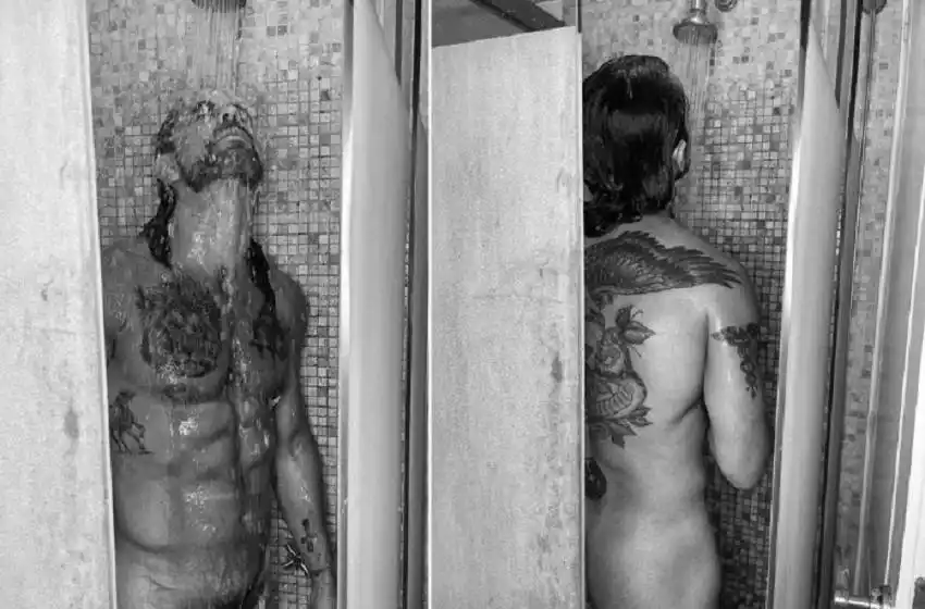 Mariano Martínez publicó una foto desnudo en la ducha, lo criticaron e hizo su descargo: «No se ve nada che»