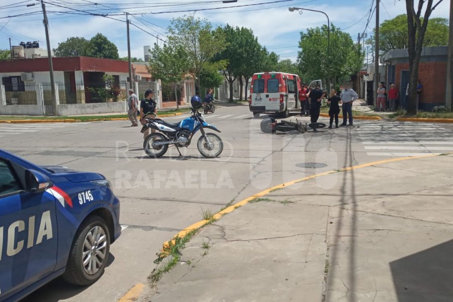 Herida en rostro y brazo: una motociclista tuvo que ser trasladada tras chocar con una camioneta