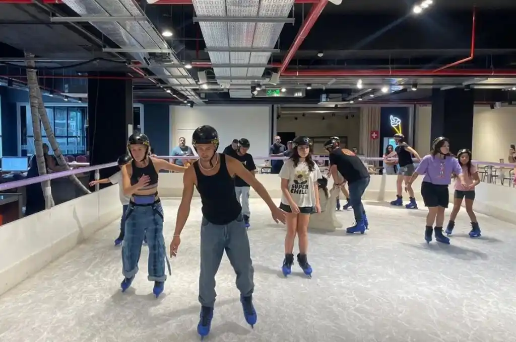 Juli Poggio patinando en Carlos Paz