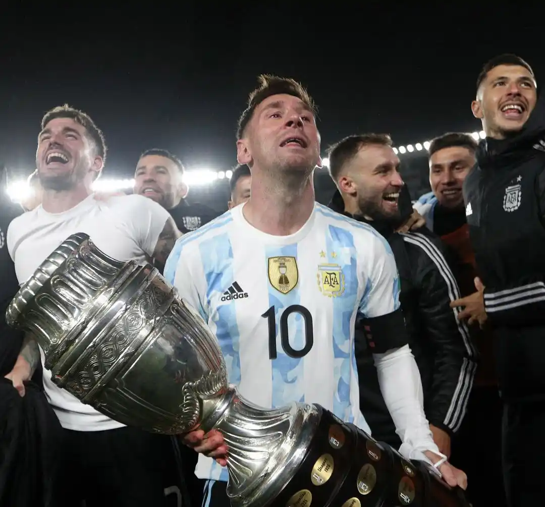 Messi con la Copa América obtenida en Brasil.