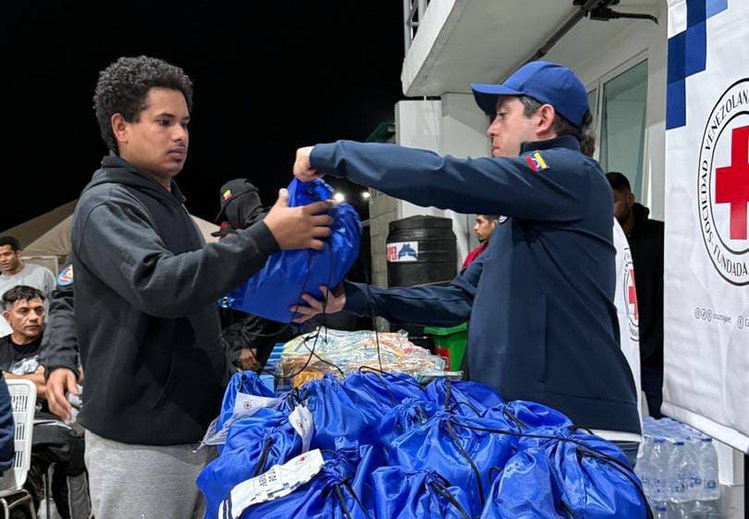 Cruz Roja presta ASISTENCIA HUMANITARIA a deportados venezolanos (+ Fotos)