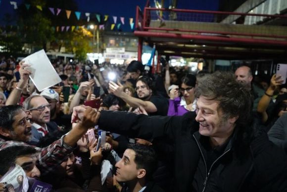 Milei se involucra en la campaña bonaerense y planea recorridas territoriales
