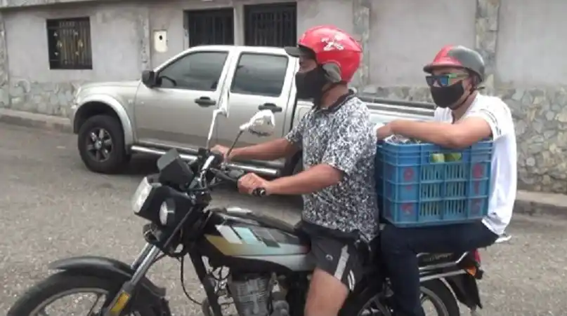 Rufo Chacón hace delivery de alimentos para sostener a su familia