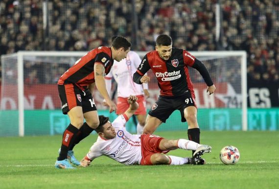 Newell’s festejó ante su gente y es el único líder