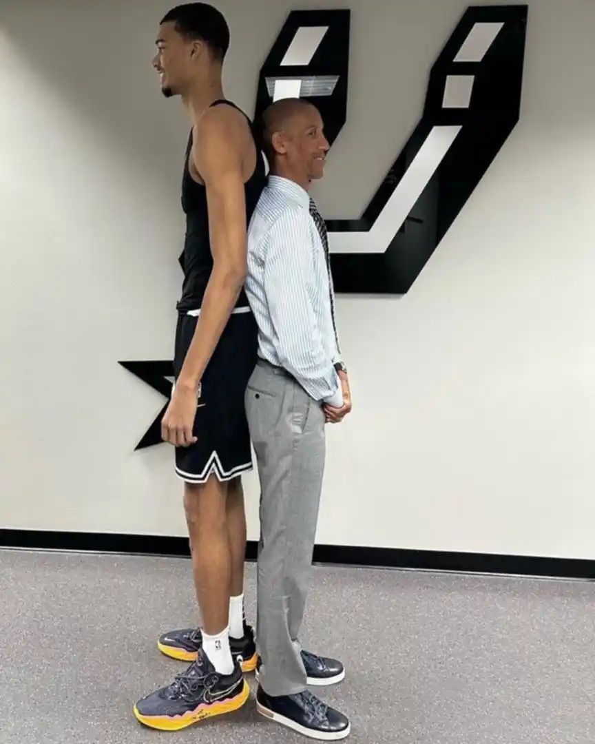 ¿Quiénes son los jugadores más altos y más bajos de la NBA?