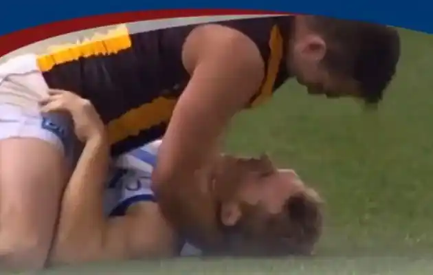Video: En medio del partido, un jugador quiso estrangular a un rival 