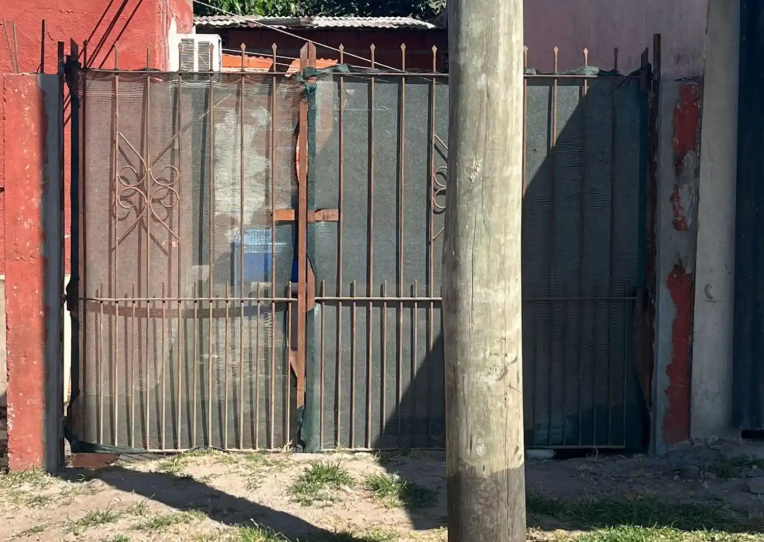 Le instalaron un poste en la entrada de su garaje y desde la empresa no le dan respuesta
