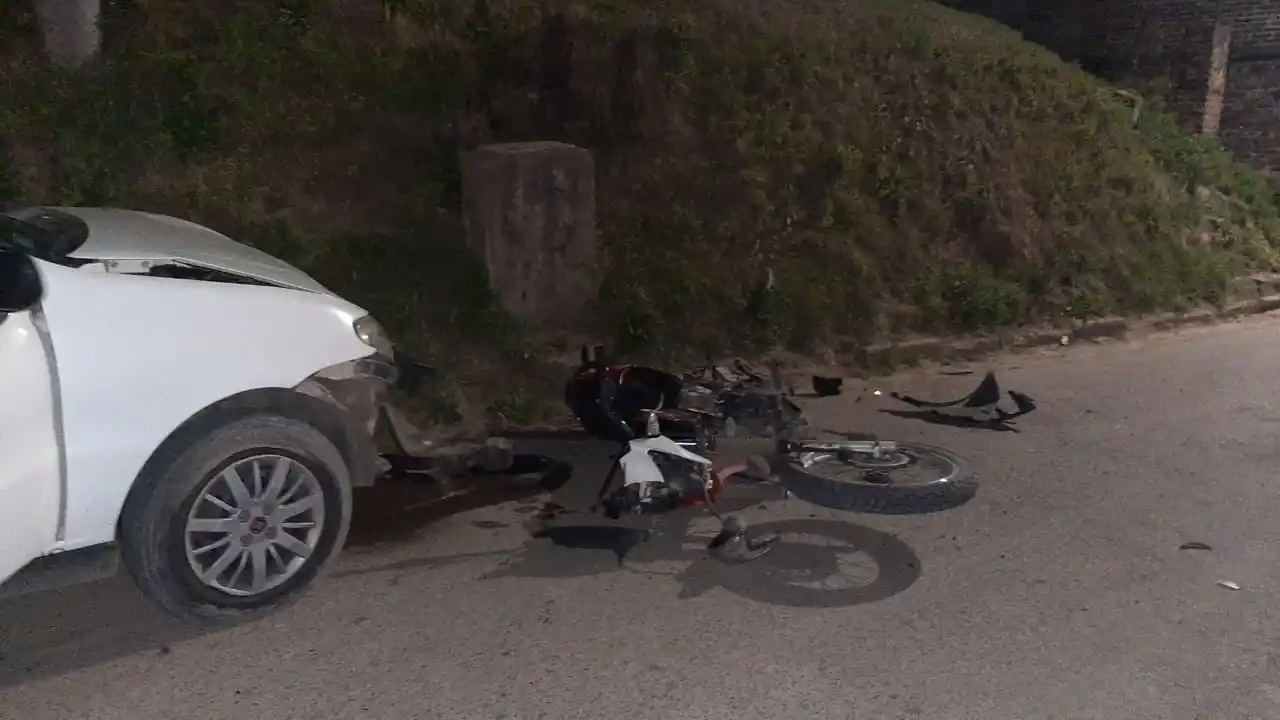 Adolescente lesionado al impactar con su moto un automóvil
