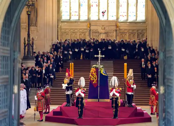 Miles de personas esperan horas para dar el último adiós a Isabel II