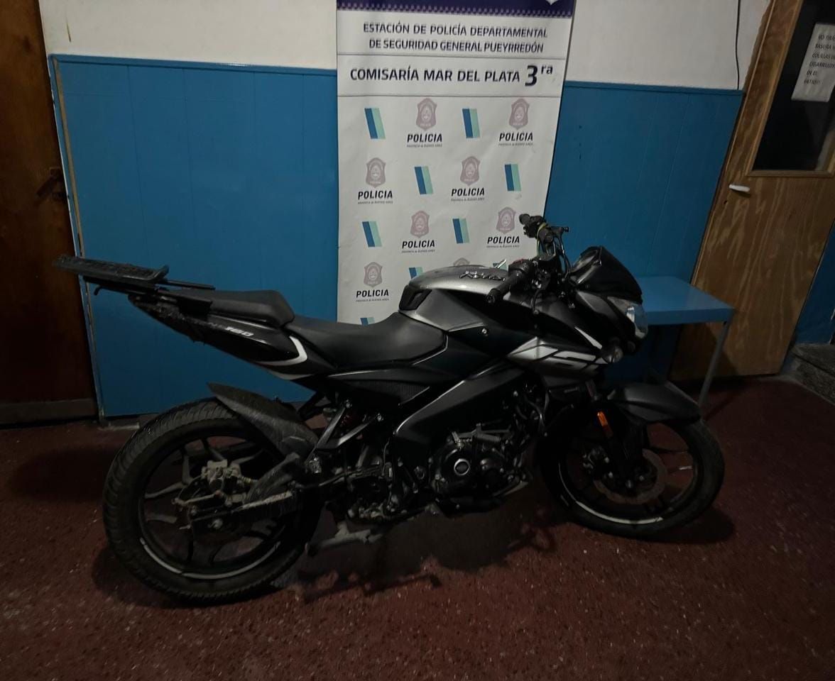 Moto robada que fue secuestrada en la zona Puerto.