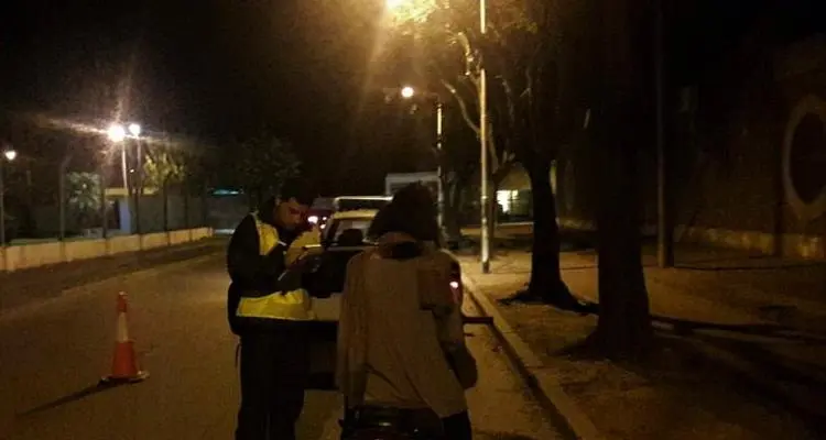 Una moto y siete autos retenidos por alcoholemia positiva el sábado por la noche