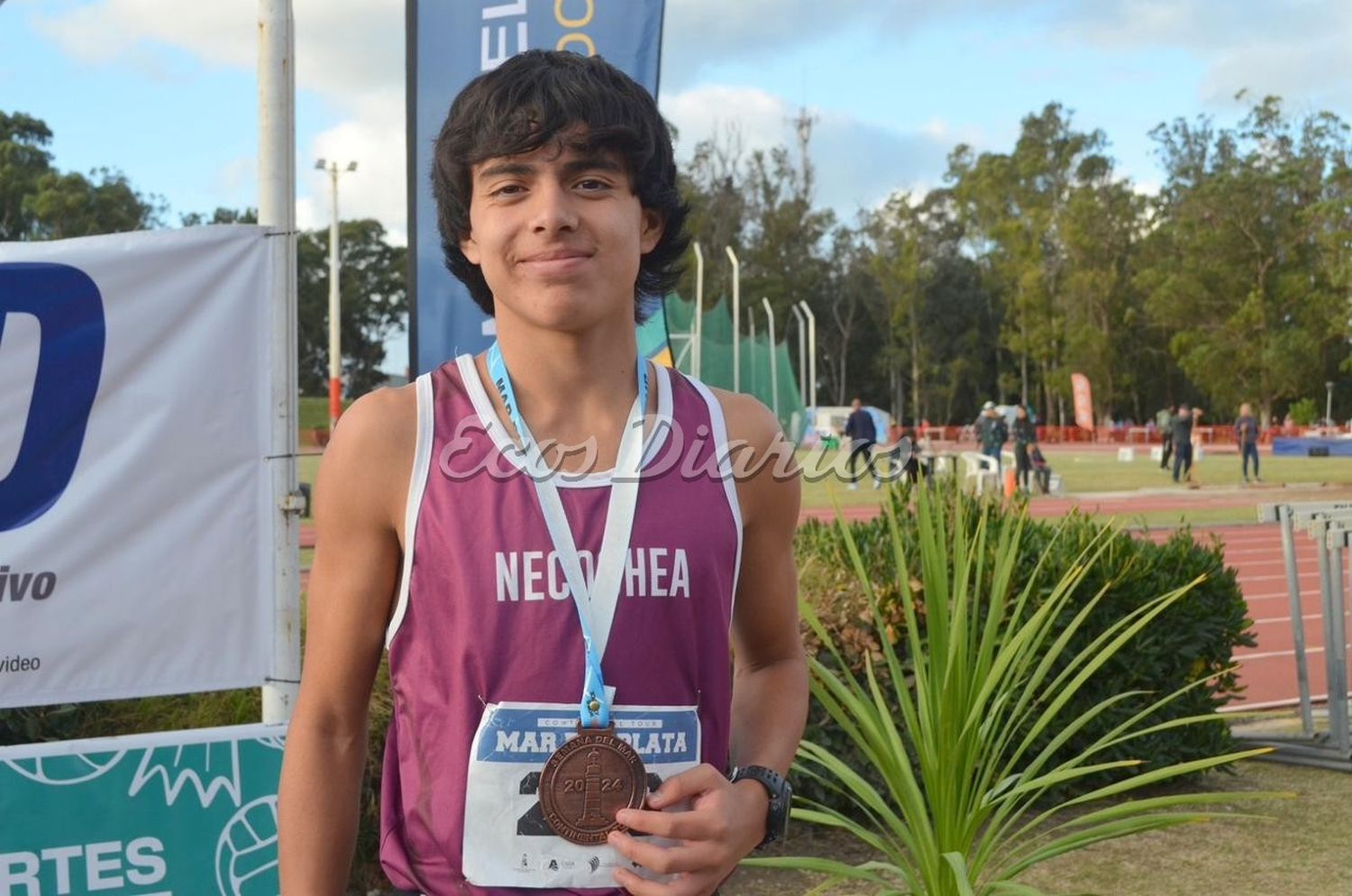 Matías Saucedo posa con su medalla de bronce, tras conseguir el tercer puesto en los 600 metros