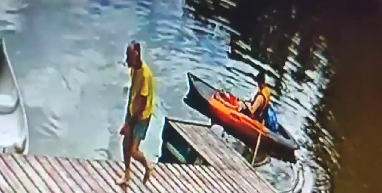 Las últimas imágenes que se tienen de Saihueque Cuevas, cuando alquiló el kayak.