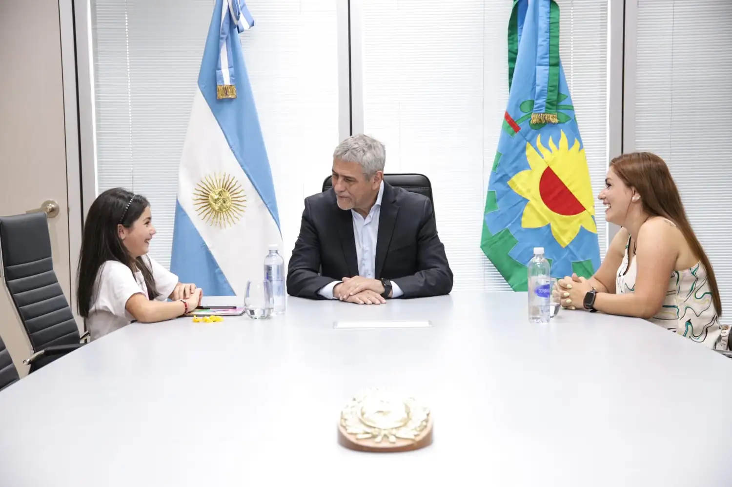 El intendente recibió a Keyla y su mamá en la municipalidad.