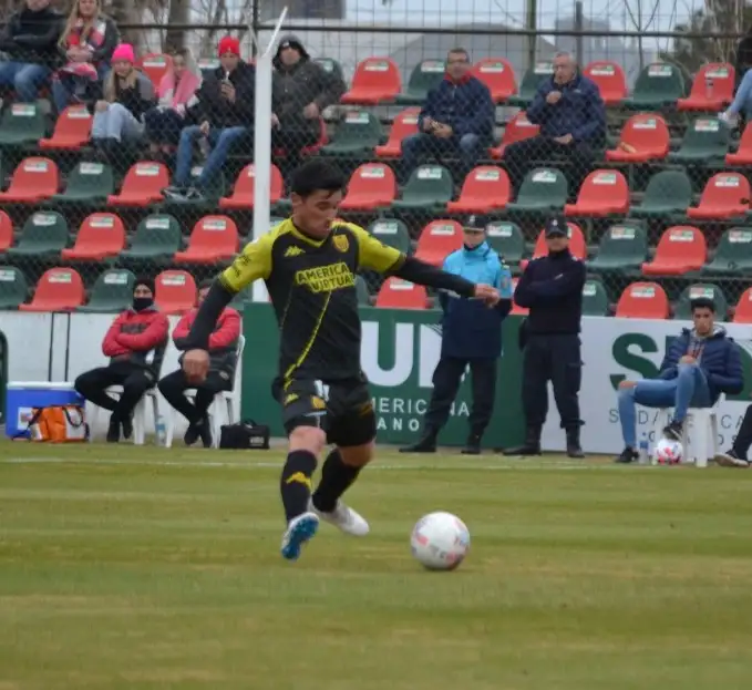 FOTO PRENSA SANTAMARINA Alustiza viene de anotar dos goles en Carlos Casares.