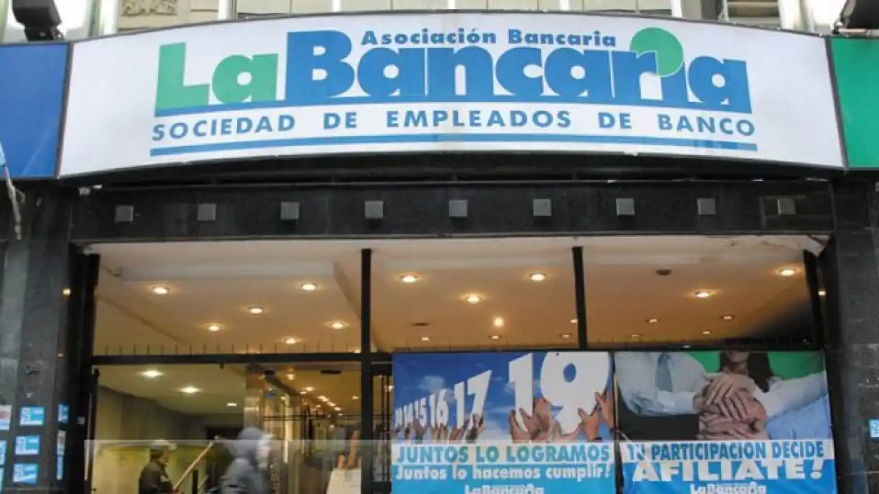 Bancarios piden por paritarias y denuncian a los bancos: "Siguen presentando pedidos de cierre de sucursales"