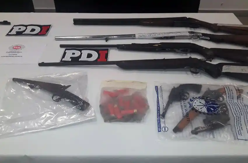 Tres detenidos y una docena de armas secuestradas en múltiples allanamientos