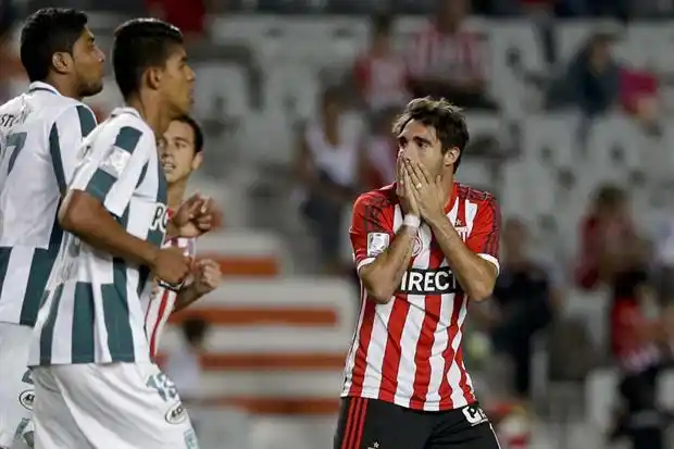 Estudiantes perdió con Nacional y se complicó en la Copa