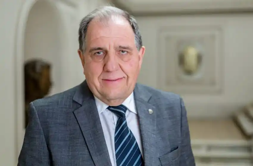 Morini le contestó a Dietrich: “Nosotros a las obras las ponemos en ladrillo, no en papel”